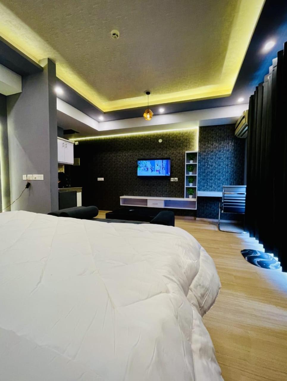 Dolphin Inn & Suites Manhattan Лакхнау Экстерьер фото