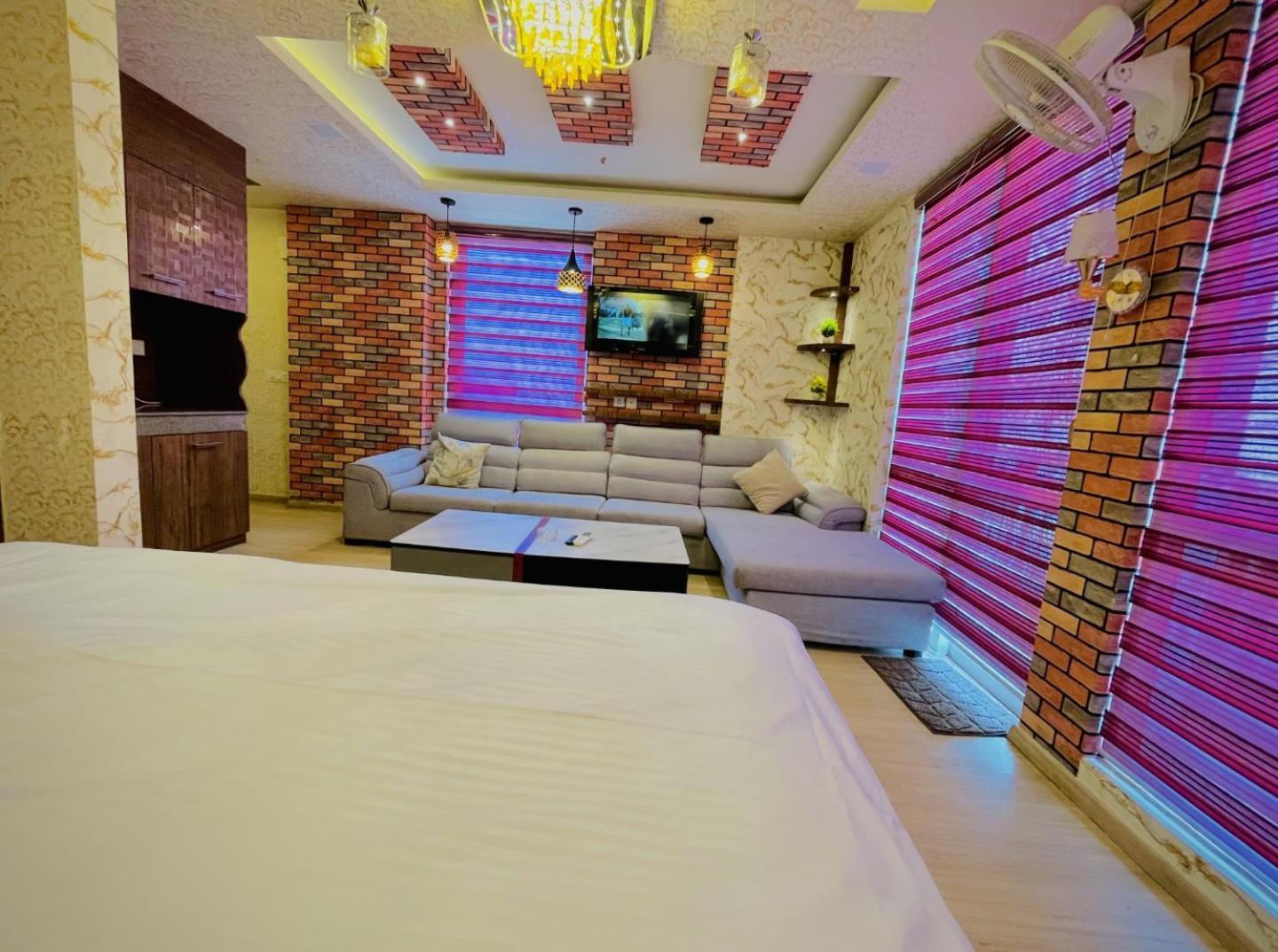 Dolphin Inn & Suites Manhattan Лакхнау Экстерьер фото